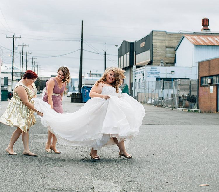 Plus size bride with bridesmaids. Desktop Image